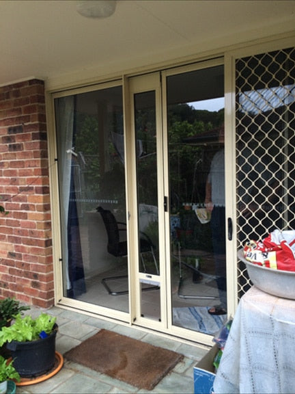 Medium Pet Door Insert for a Sliding Door